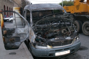 В центре Волгограда сгорела машина