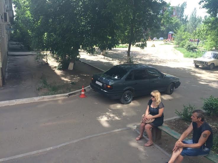 На юге Волгограда во дворе дома 75-летняя пенсионерка попала под колеса 