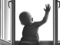 В Волжском 4-летний малыш выпал из окна второго этажа