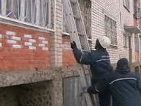 Спасатели Волгограда вызволили из запертой квартиры двух малолетних детей