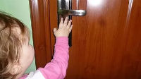 На севере Волгограда 3-летний малыш оказался запертым в квартире