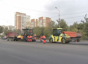 В Волгограде на проспекте  имени маршала Жукова укладывают новый асфальт