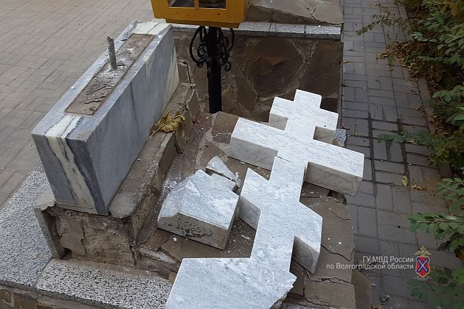 В Волгограде шестеро пьяных вандалов разрушили в часовне памятный крест