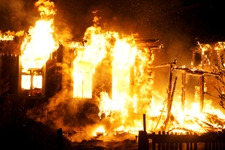В Волгограде пожарный вынес пенсионерку из горящего дома