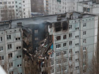 В Волгограде жильцы разрушенного дома вывозят вещи