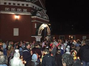 В Пасхальную ночь тысячи волгоградцев посетили храмы