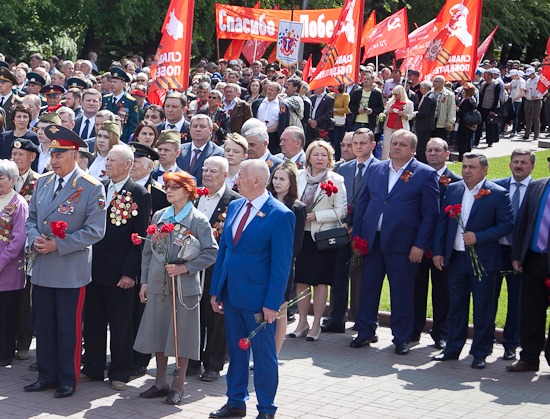 В Волгограде на площади Павших борцов почтили память защитников Отечества 