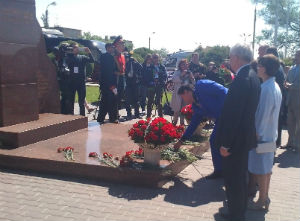 В Камышине возложили цветы к памятнику Алексея Маресьева