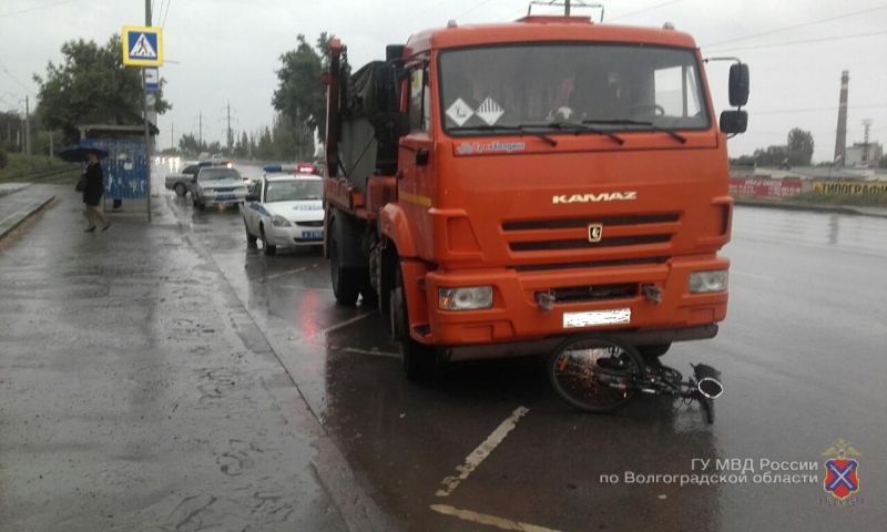 В Волгограде мусоровоз протаранил остановку «Красная Заря»: двое пострадавших