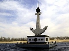 В Волгограде установили плавучий памятник
