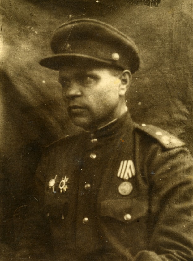 Отец Лидии Сучковой вернулся с фронта (1945г.)
