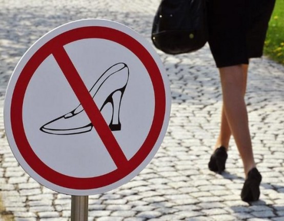 Запретить туфли на шпильках — то ли бред, то ли провокация