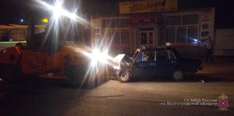 На юге Волгограда водитель на «ВАЗе» влетел в асфальтоукладчик