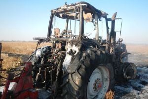 Под Волгоградом сгорел трактор с деревянным прицепом