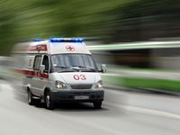 В Волгограде мужчина выпал из окна и упал на крышу магазина