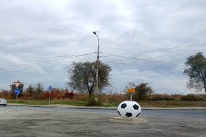 Рядом с Мамаевым курганом установили футбольный мяч