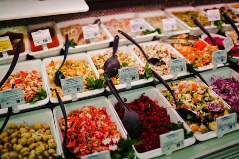 На юге Волгограда более 30 человек отравились готовыми салатами