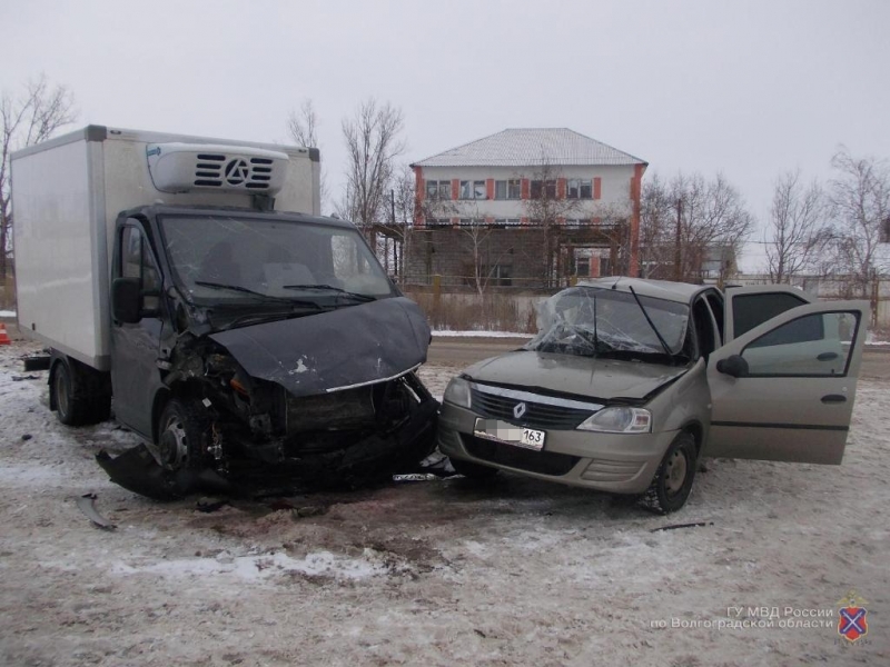 Под Волгоградом автомобиль «Рено» влетел в «ГАЗ-2824»: один человек погиб