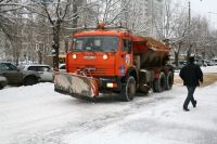 На улицы Волгограда ночью дорожники рассыпали 300 тонн реагента