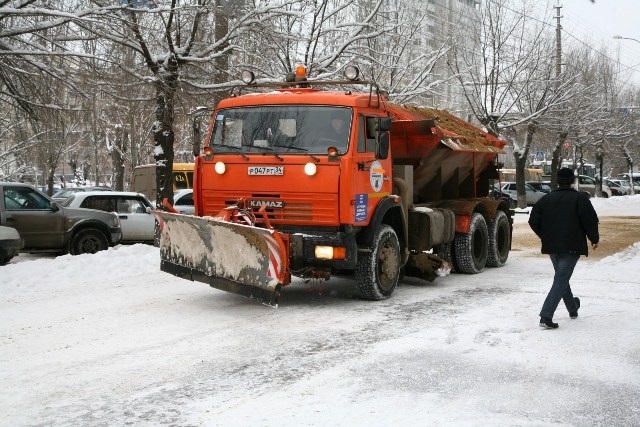 На дороги Волгограда за ночь высыпали 224 тонны реагента