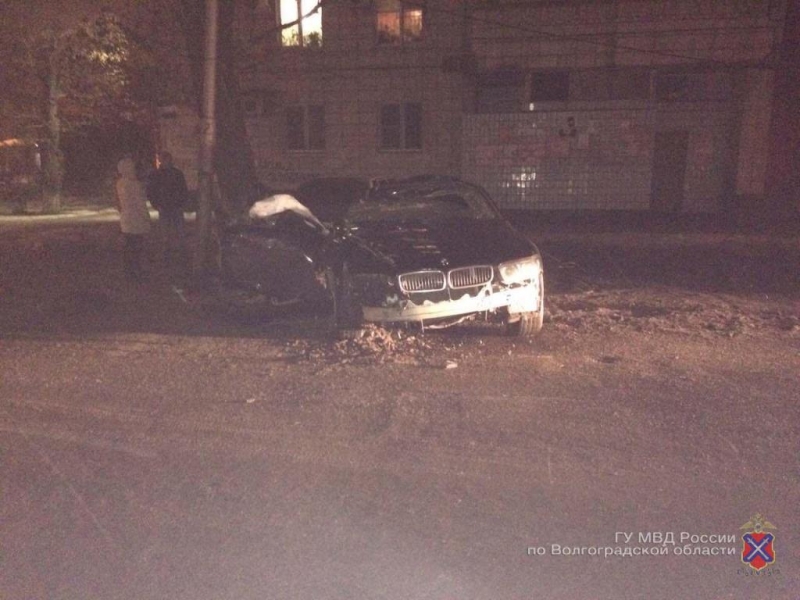 В Волгограде водитель на BMW врезался в столб: один человек погиб