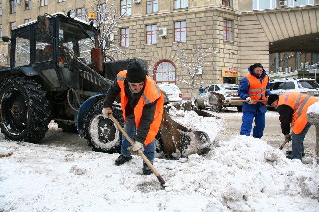 На дорогах Волгограда минувшей ночью работали 75 единиц спецтехники