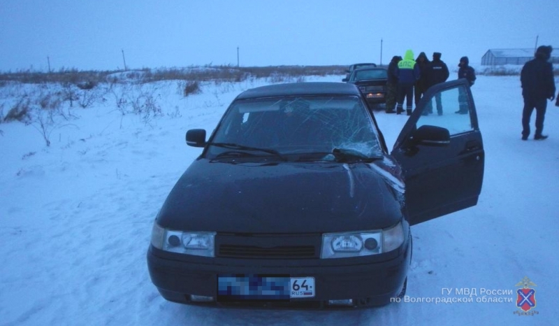 В Волгограде водитель на легковушке наехал на шлагбаум: погиб пассажир