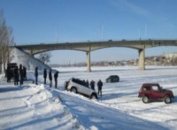 Во вторник, 24 января, мужчина направлялся в Николаевск. Чтобы сократить путь, он поехал через замерзшую реку Камышинку. Пересечь водоем водителю не удалось левой парой колес машина провалилась в ливневку, засыпанную снегом. На помощь водителю пришли спасатели и другие автомобилисты. Через какое-то время автомобиль вытащили из ливневки и отбуксировали. 