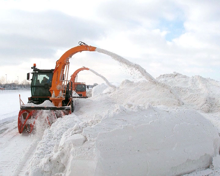 В Волгограде на очистку дорог от снега вышло 80 единиц спецтехники
