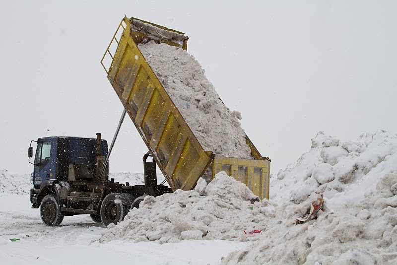 В Волгограде за сутки с улиц вывезли более 800 кубометров снега