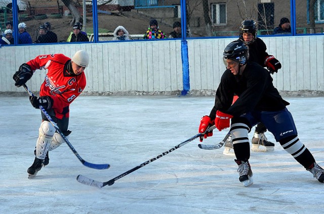 В Волгограде прошёл открытый турнир по хоккею среди дворовых команд