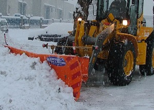 В Волгограде 80 единиц спецтехники расчищают дороги от снега