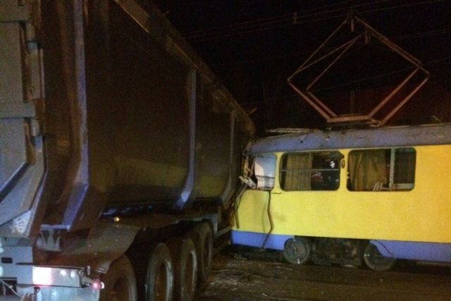 В центре Волгограде грузовик протаранил спецвагон трамвая