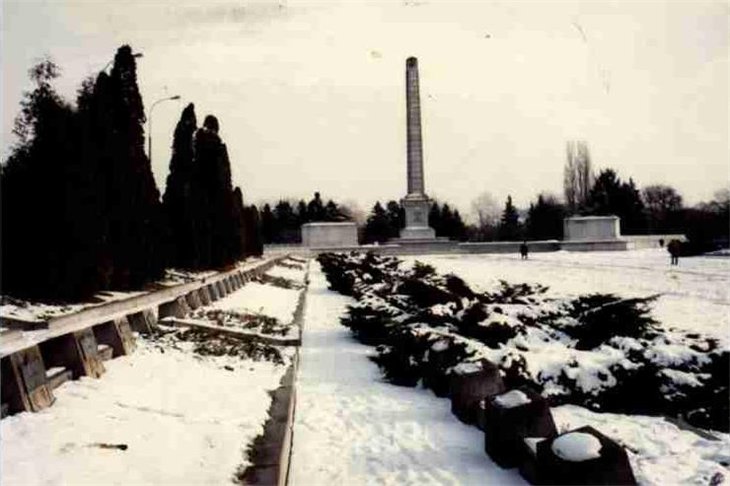 В Варшаве осквернили кладбище советских воинов-освободителей