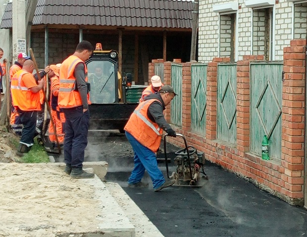 В Волгограде на улице Ленкоранской обновляют тротуары