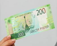 В России ввели в обращение купюры 2000 и 200 рублей