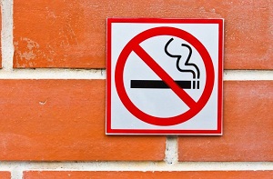 За курение возле подъездов хотят наказывать штрафами