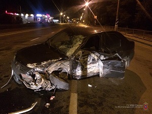 В Волгограде ночью в ДТП с фурой пострадал водитель легковушки