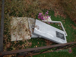 Охотник за металлом повредил 31 памятник на кладбище