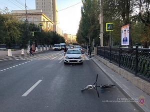 В центре Волгограда водитель на иномарке сбил юного велосипедиста