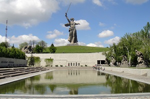 Памятнику-ансамблю героям Сталинградской битвы на Мамаевом кургане исполняется 51 год