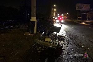 На севере Волгограда водитель-лихач протаранил световую опору
