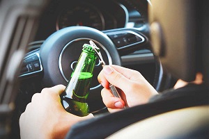 Можно ли пить алкоголь в припаркованной машине, или за это лишат прав?