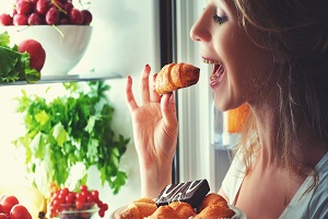 Ученые рассказали, чем опасны поздние приемы пищи