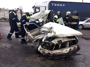 В Волгограде при столкновении грузовика и легковушки погибли два человека