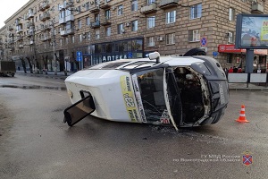 В центре Волгограда перевернулась маршрутка с пассажирами