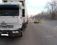 В Кировском районе малолитражка столкнулась с грузовиком
