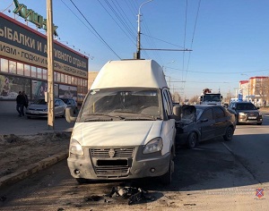В Волгограде при столкновении легковушки и маршрутки пострадали пять человек