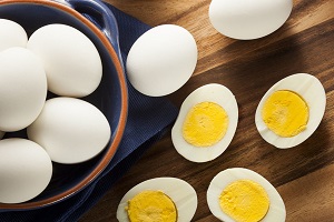Сколько можно съедать яиц в день?
