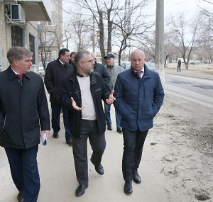 Глава Волгограда с общественниками проинспектировал дороги